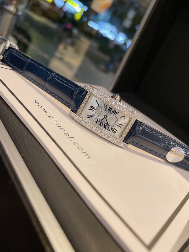 白 金 钻30 卡地亚-Cartier Tank Am Ricaine腕表 小号表款 采用蓝宝水石晶镜面 瑞士石英机芯 原版开模 精钢表壳 八角形表冠 镶嵌一颗